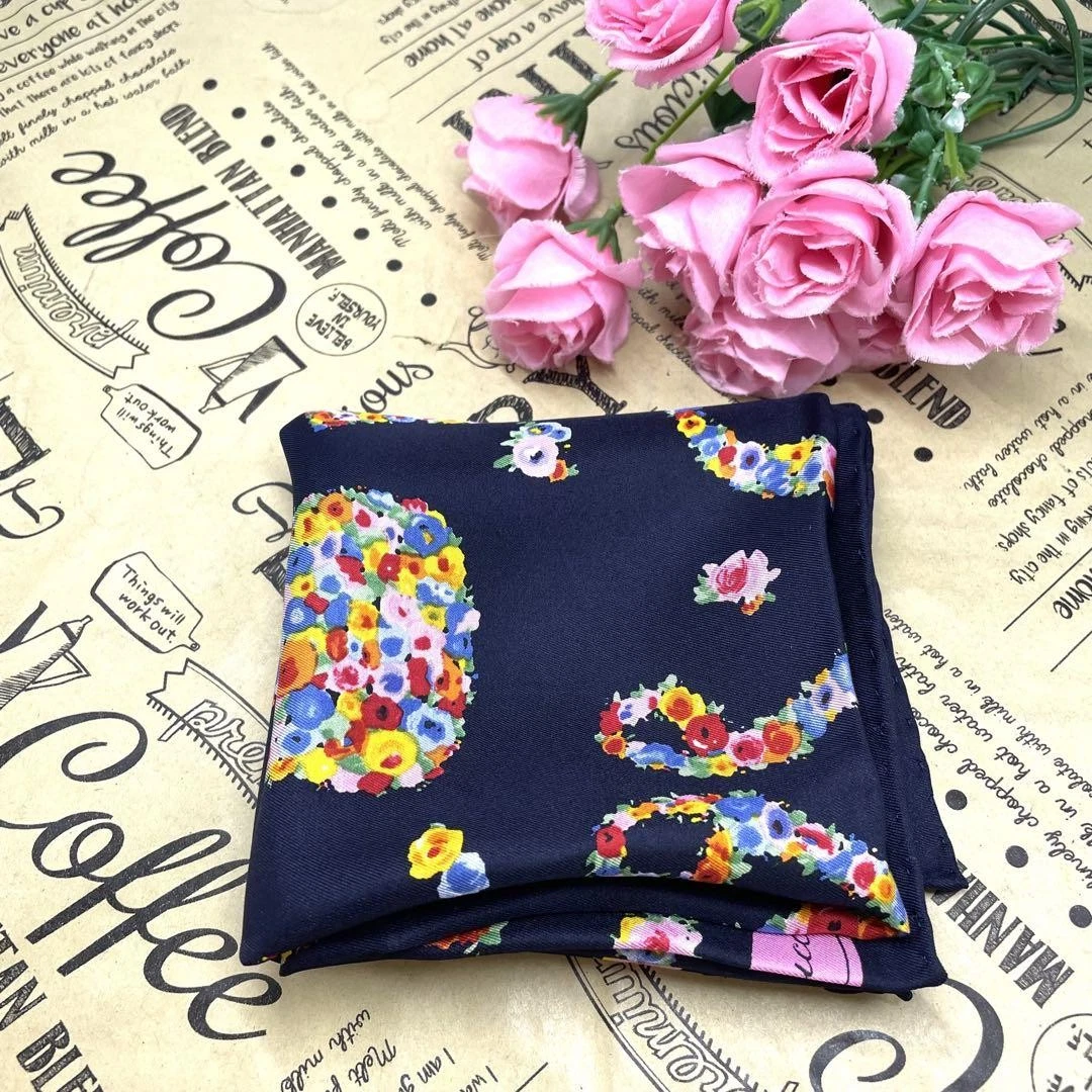 Gucci foulard en soie mouchoir bleu marine motif floral formel 46 cm 18,11 pouces