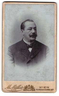 Fotografie M. Müller´s Sohn, Wien, Neubaugasse 7, Gestandener Herr mit gezwirbe 