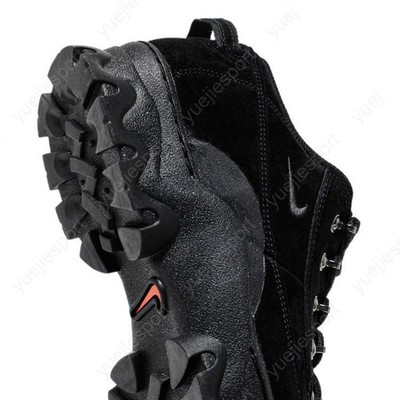 nike lahar low black on feet