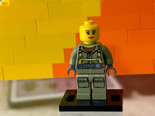 Lego City Minifigure Female Volcano Reseacher-Explorer Set No.60122 - Picture 2 of 7