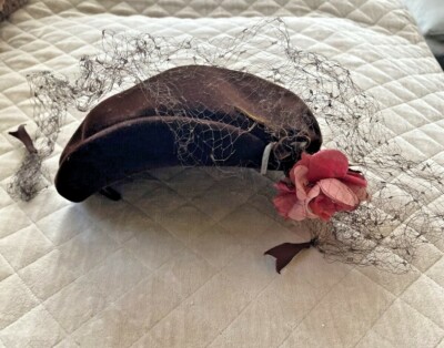 Vintage Carol Italy Brown Feather-Trimmed Velvet Hat Size 22 Unique Buckle Accen Carol | Accessories | Carol Ladies Brown Hat With Feather  main image 4