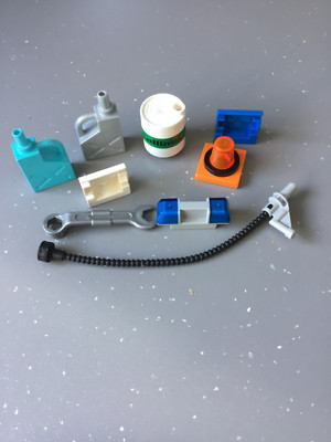 Lego Duplo Ersatzteile. Ölfass, Benzinkanister, Beleuchtung, Schlüssel, Schlauch, Schlauchhalter