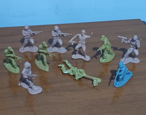 Olivgrün hellbraun & grau klassisch kleine Kunststoff Armee Männer Soldaten Figuren Vintage  - Bild 1 von 18