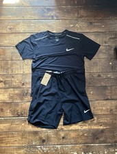 Nike Tech Fleece Shorts, Gr&ouml;&szlig;e M Und T-shirt