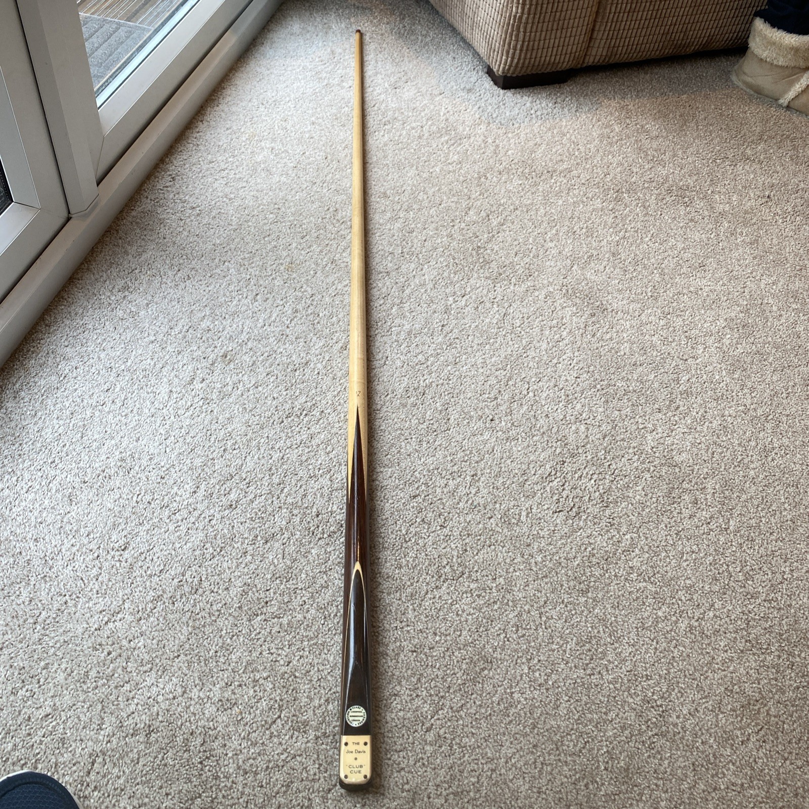 VINTAGE JOE DAVIS MAPLE ONE PIECE SNOOKER OR POOL CUE, PLAYS WELL,10 mm TIP  