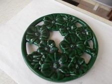 Ancien dessous de plat rond, en fonte émaillée verte , signé GENEVIEVE LETHU.