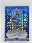 JAHMYR GIBBS 2023 MOSAIC SHOWTIME ROOKIE SIGNATURES BLUE RC AUTO /75 Q2007