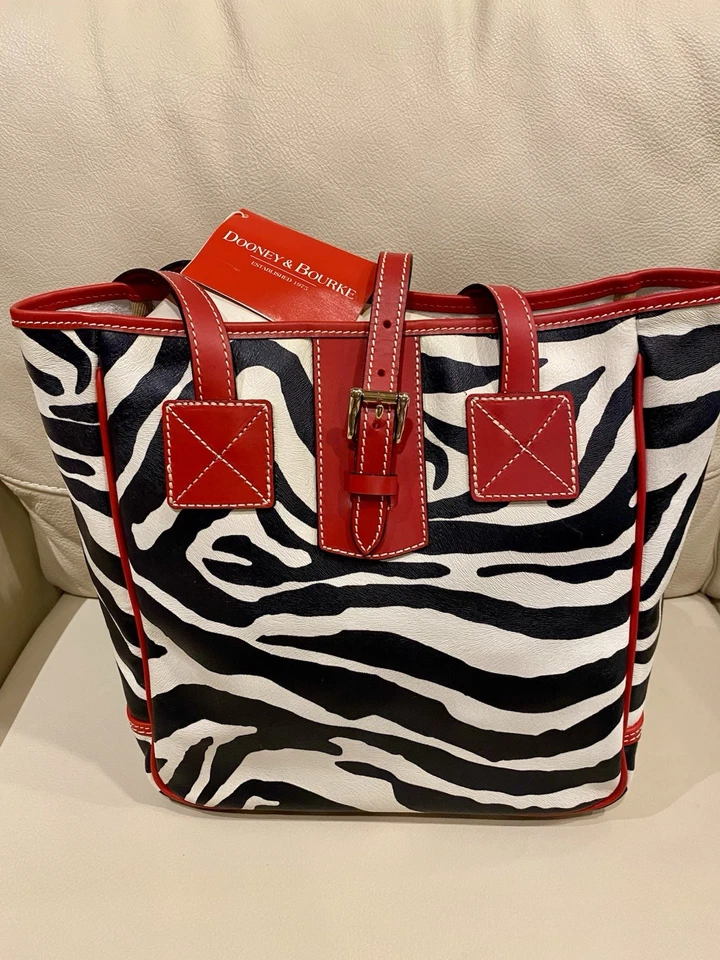 Bolso de Mano Dooney and Bourke Estampado de Cebra. Nuevo con etiquetas. Nunca usado.  