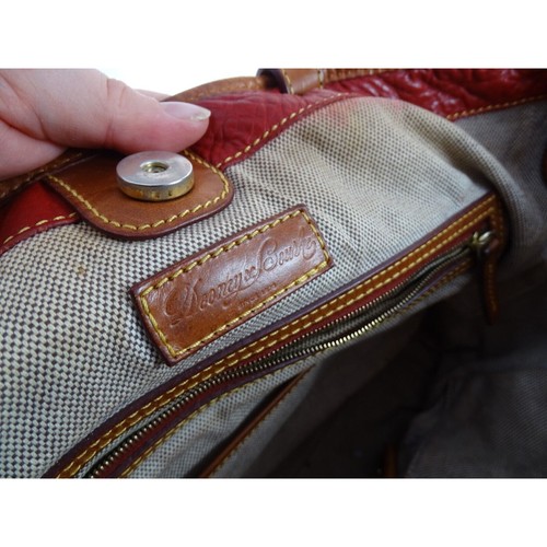 Bolso de Mano Dooney & Bourke Cuero Guijarro Rojo Cartera Bolso de Maquillaje y Polvo a Juego - Imagen 8 de 24