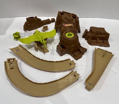Hot Wheels Pterodactyl Track Attachment to Super Ultimate Garage