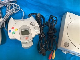 SEGA Dreamcast Console White + 2 Controllers + Cables + Game Inside