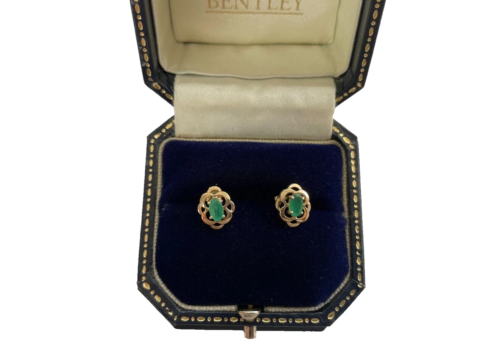 Brincos de esmeralda de ouro 9 quilates design aberto cravejado de esmeralda - Imagem 4 de 4