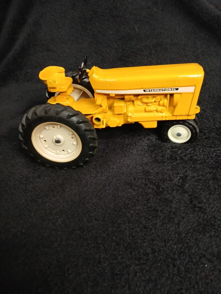 RARE ERTL INTERNATIONAL 2644 INDUSTRIAL TRACTOR 1/16 Scale - Image 2 of 4