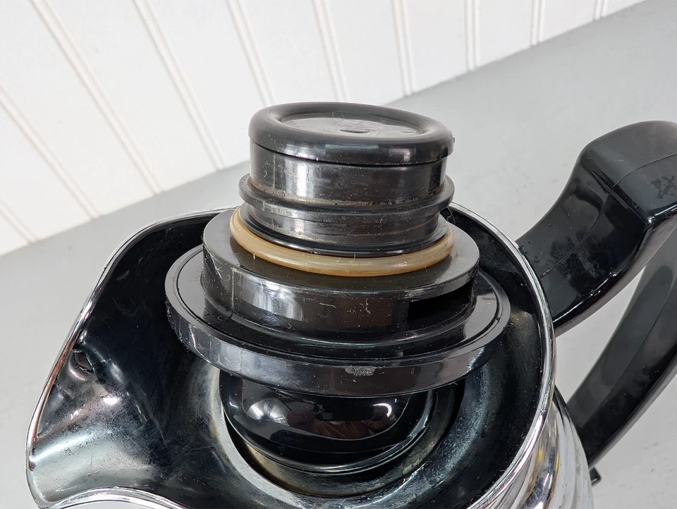 Jarra térmica acanalada cromada OGGI jarra servidor de café mango negro retro Foto 3 de 4