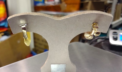 Lot Of 2 Unbranded Individual Vintage Hoop Earrings 1 Clip On 1 Screw Back - Picture 3 of 4