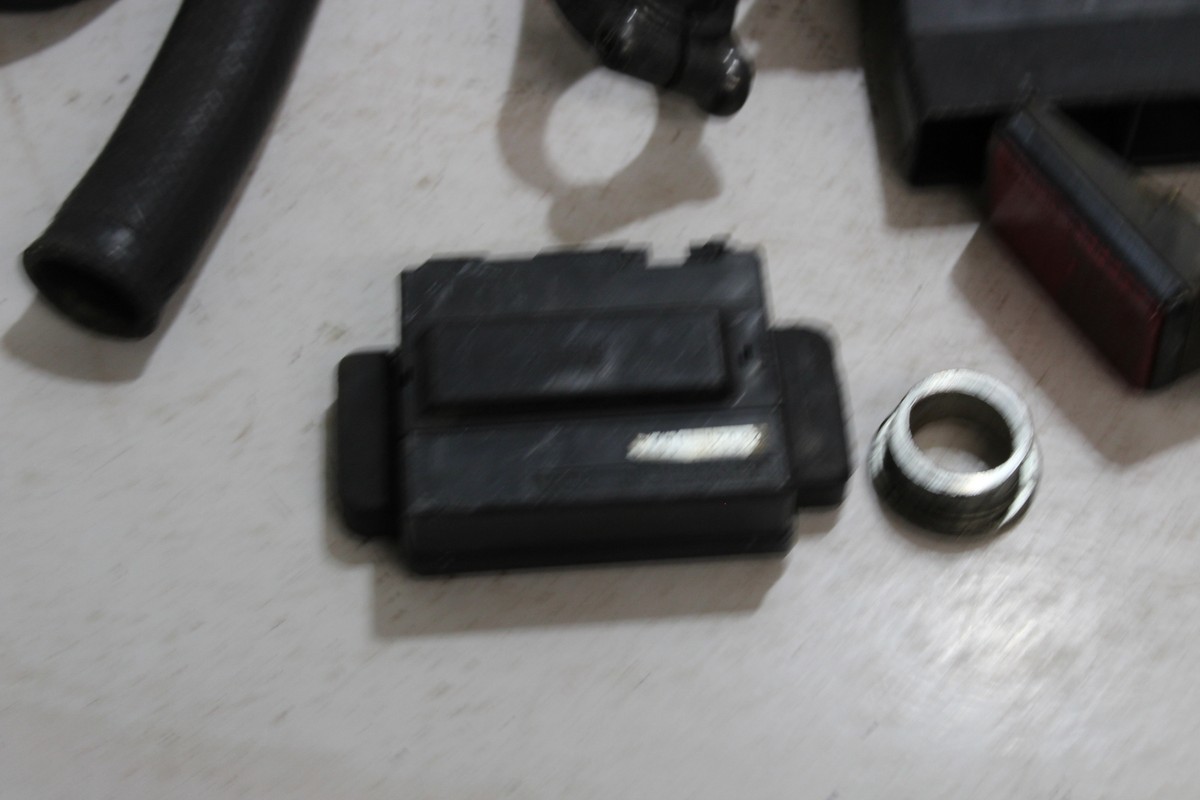 1991 KAWASAKI NINJA ZX6 ZX600D PARTS AND HARDWARE NUTS BOLTS