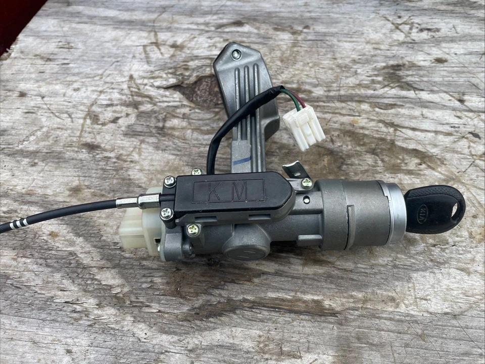 2005-2010 Kia Sportage 2.7L AT Ignition Switch Lock Cylinder & Key OEM - Image 2 of 4
