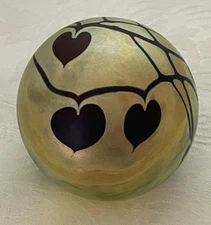 Vintage 1983 ROBERT EICKHOLT - Hanging hearts & vines iridescent paperweight