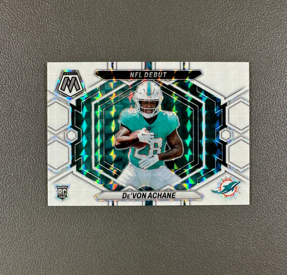 2023 Panini Mosaic De'Von Achane 20/25 Rookie NFL Debut White Prizm RC #ND-8 BLT