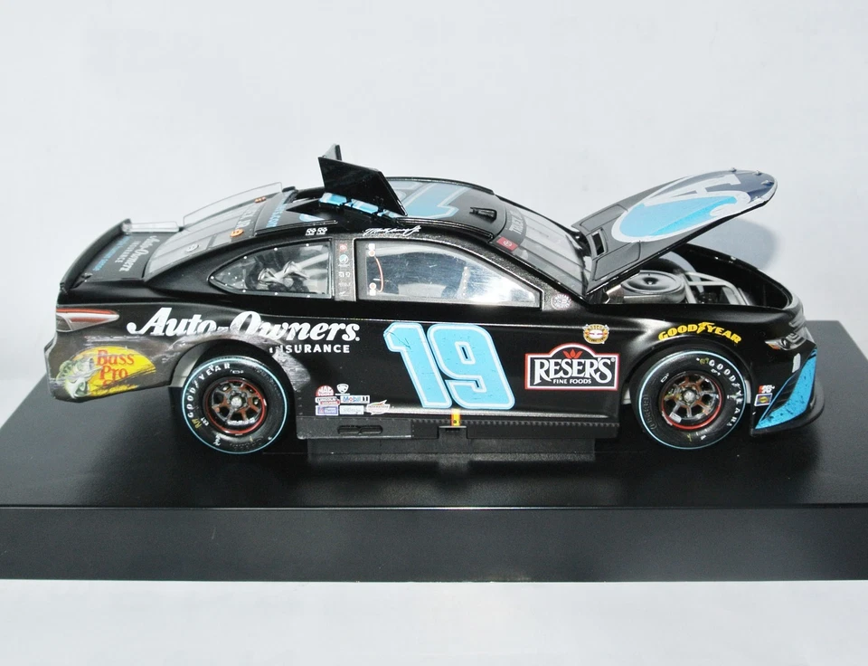 2021 Toyota Nascar #19 - Auto-Owners  - Martin Truex jr -  1:24 Darlington Win - Bild 4 von 4