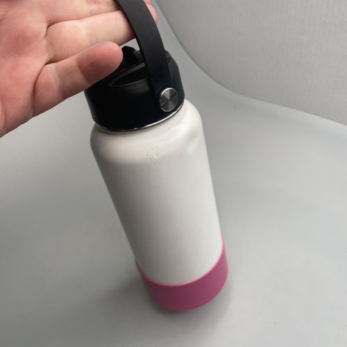 Botella de agua Hydro Flask 32 oz boca ancha blanca con fondo de goma rosa y pajita - Imagen 22 de 23