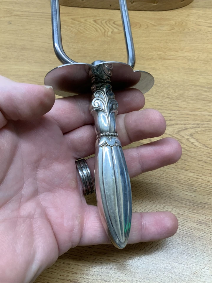 Tenedor para tallar carne/asado grande vintage de plata de ley Foto 4 de 4