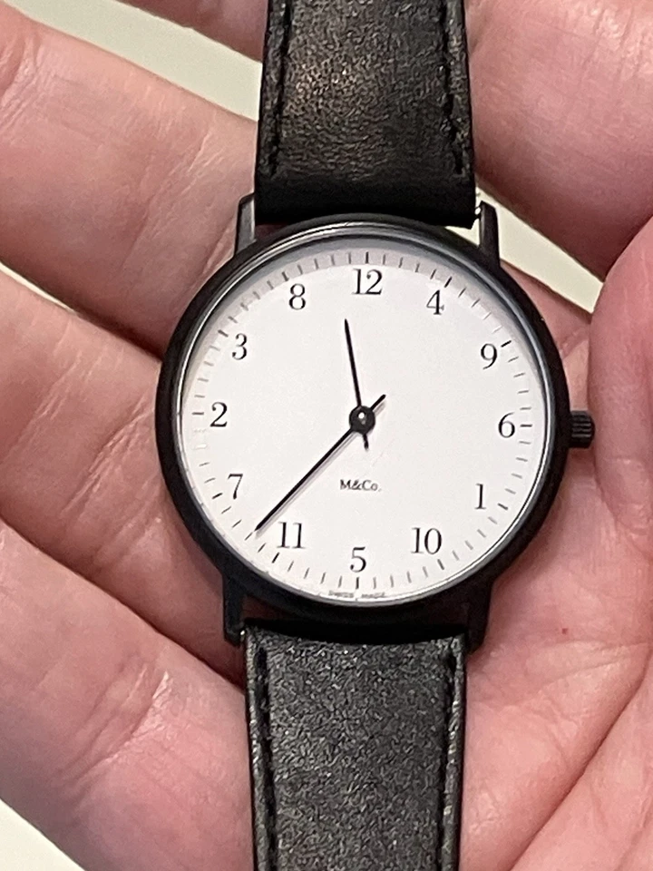 Reloj artístico portátil M & Co. Tibor Kalman “Askew” Foto 3 de 4