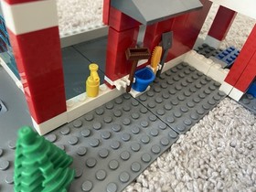 Lego City Fire Station 7945 4 Mini figurines Complete Or Nearly See Description