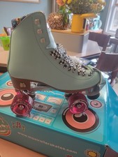Moxi Beach Bunny skates women's size 7 With elbow it knee pads plus wrist guards