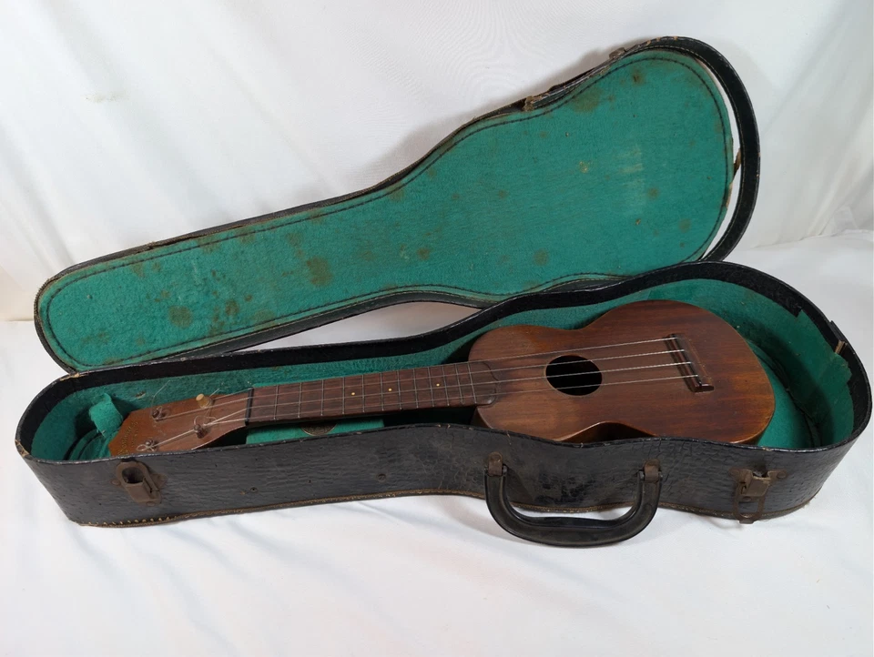Martin & Co. Vintage Ukulele w/ Hard Case – Solid Wood, Replaced Tuning Peg - Image 2 of 4