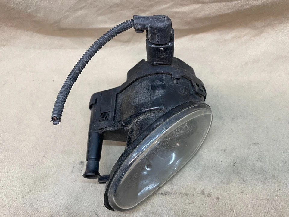 06 08 09 Faro antiniebla lado conductor Audi A3 8P Q7 4L 2469900LI Foto 3 de 4