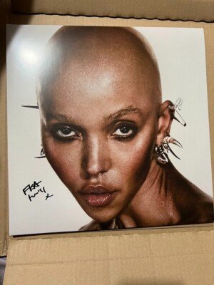FKA TWIGS - SIGNED crystal clear LP, gatefold sleeve + sticker + book   24H 