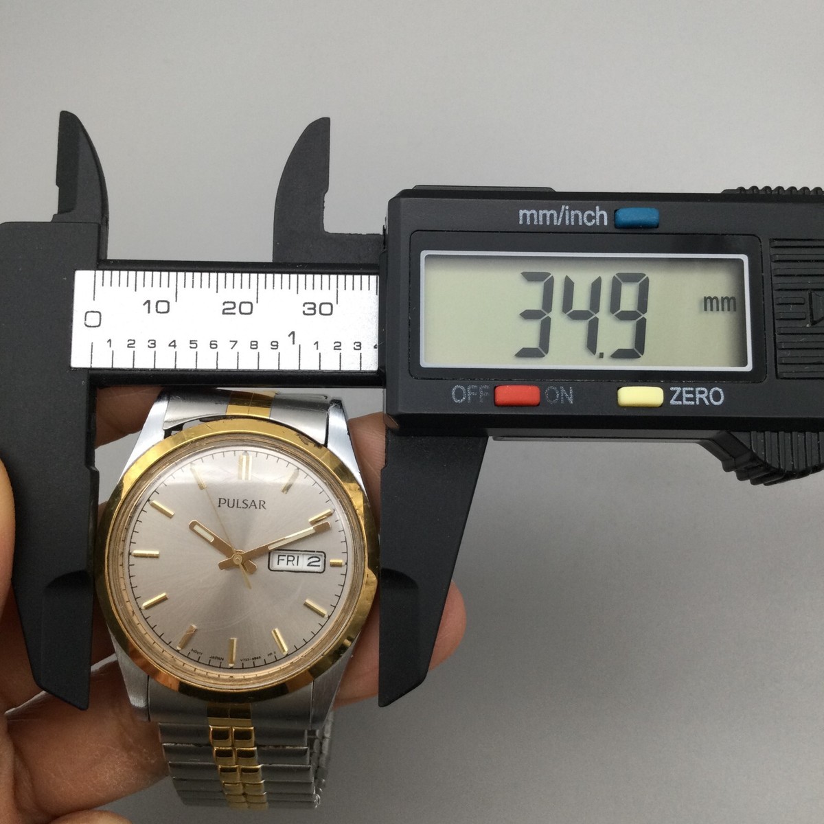 3アノーピアス TELES ゴールド Pulsar Watch Men 35mm Gold Silver Tone Day Date V733-8A70