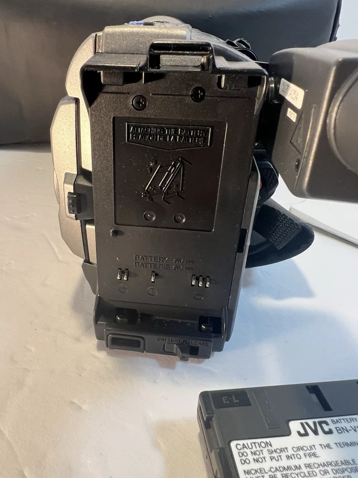 JVC GR-SXM235U Compact VHS Camcorder w/ Battery m, remote, Carry Strap, and Bag - Image 4 of 4