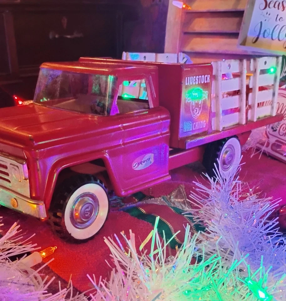 Vintage Structo Farms Livestock Truck Red Pressed Steel Stake Bed Farm Toy 1960s - Image 2 of 4