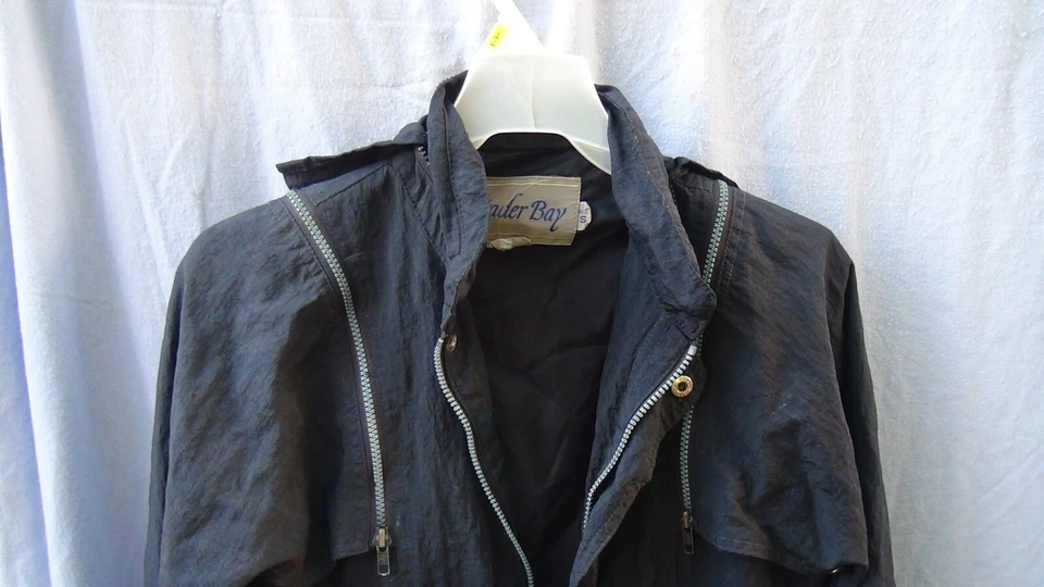 Rare Vintage Trader Bay Men's Black Zip-Up Hooded Jacket Vest Silk Nylon Size S - Image 2 of 4