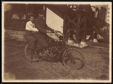 Fotografie Motorrad Wanderer, Österr. Soldat und junge Frau auf Krad sitzend 