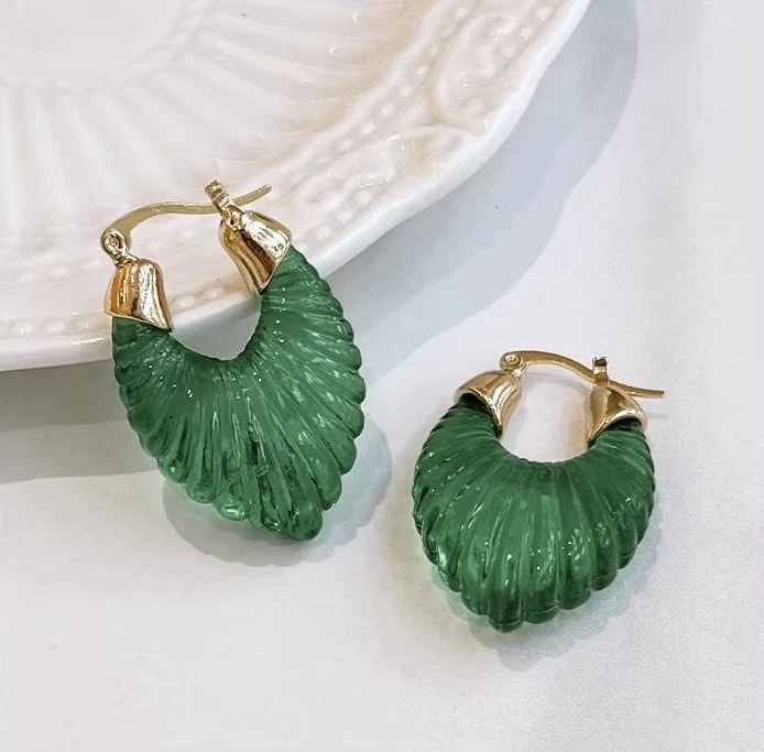Pendientes de aro Anthropologie transparentes Lucite caramelo geométrico boho tallado en oro grueso Foto 2 de 4