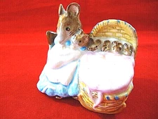 Beatrix Potter Hunca Munca with Her Babies Porcelain F. Warne, Beswick England