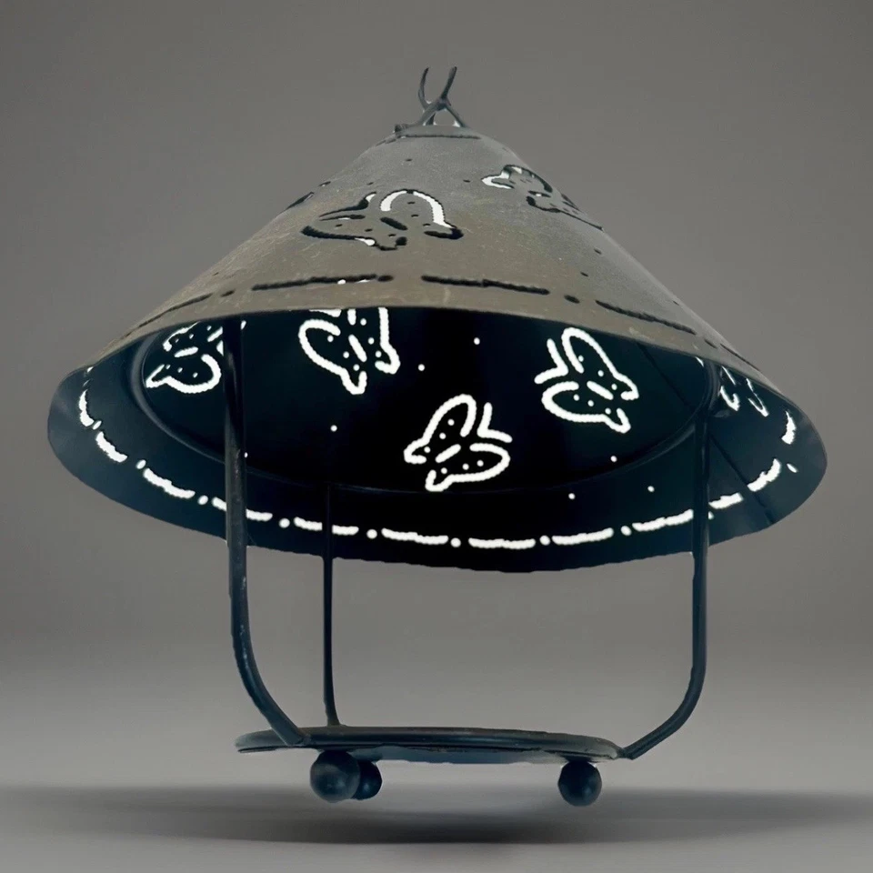 "Linterna portavelas de hojalata rústica con diseño de recorte de mariposa - 9,5"" de ancho" Foto 2 de 4