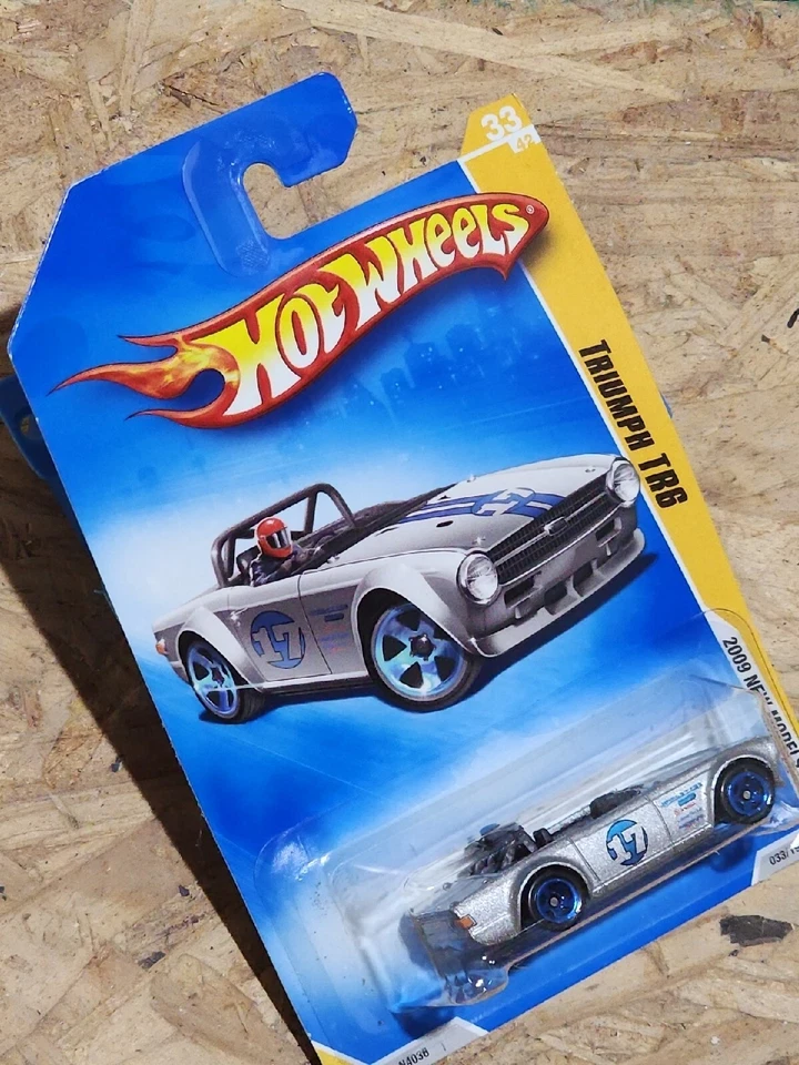 2009 Hot Wheels #33 New Models 33/42 TRIUMPH TR6 Silver w/Blue LOT of 2 - Image 4 of 4