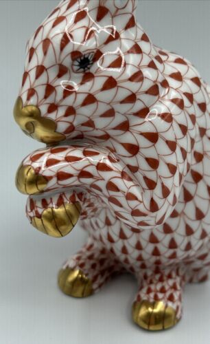 HEREND BUNNY RABBIT RUST FISHNET FIGURINE w/ CROSSED PAWS 6" - Picture 5 of 6
