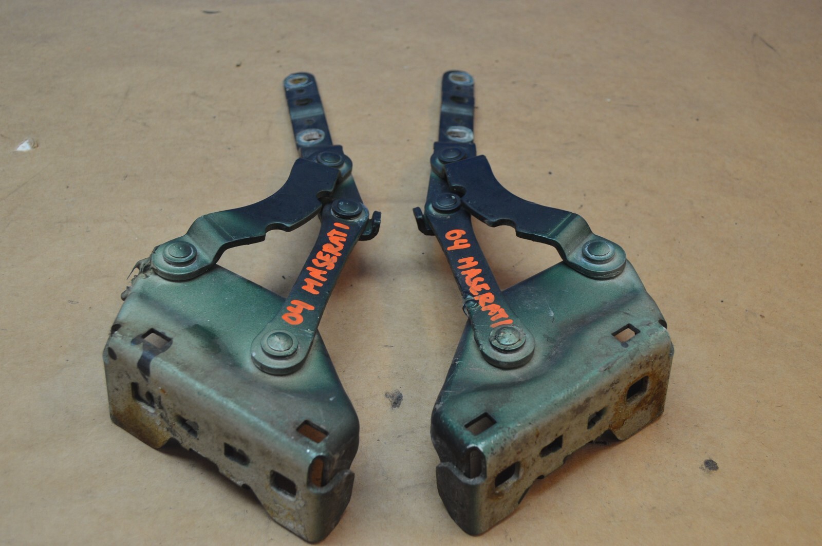 2004 M138 MASERATI GT COUPE LEFT & RIGHT HOOD BONNET HINGE HINGES PAIR GREEN