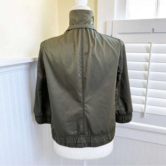 Chaqueta Bomber Recortada Casa Blanca Mercado Negro Verde Ejército Satén Volantes Escote Foto 2 de 4
