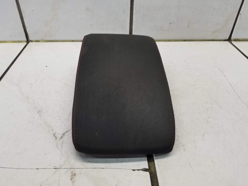 Volkswagen Golf GTI 2011 consola central reposabrazos Foto 2 de 4