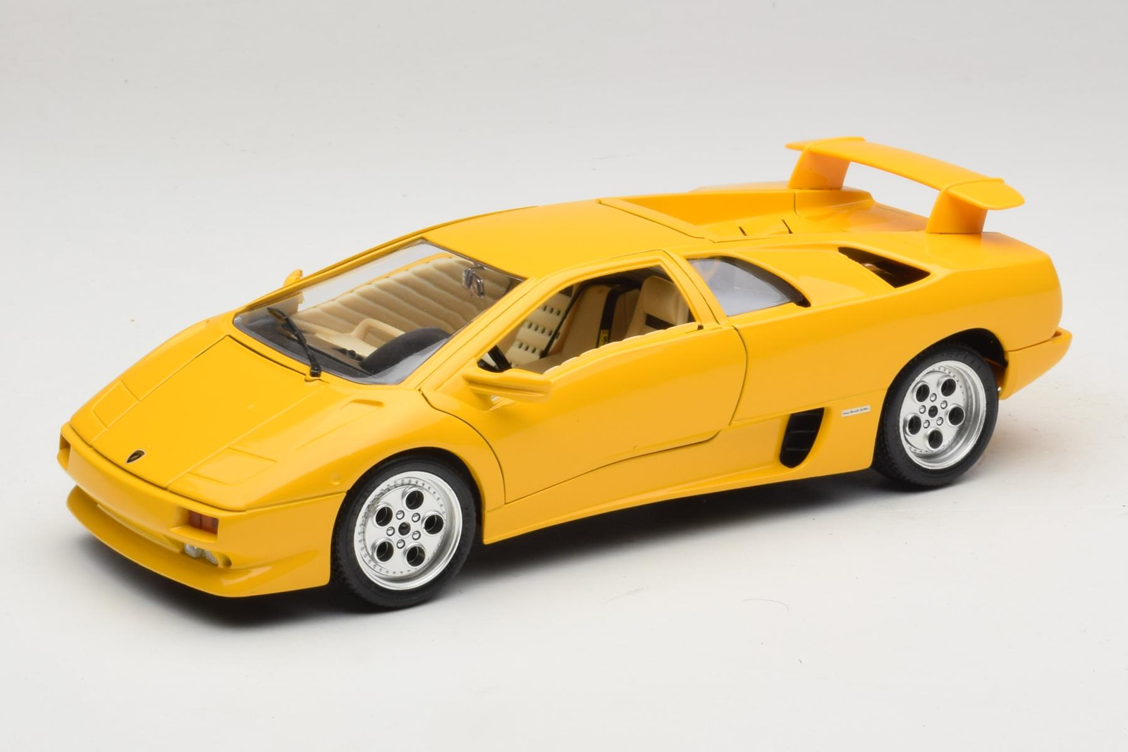 3041-M2 Lamborghini Diablo Yellow BBurago 1/18