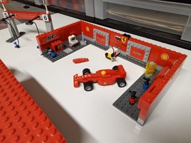 LEGO 2008 - 8155 Ferrari F1 Pit - F. Massa & K. Raikkonen ~ incomplete