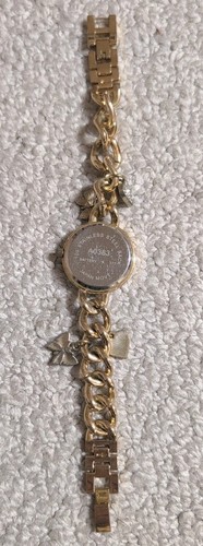 Reloj Mujer Tono Dorado Con Dijes Corazón y Mariposa 25 - Imagen 2 de 11