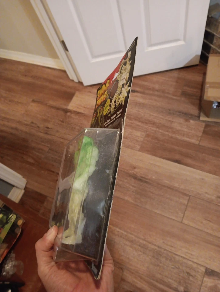 Figura de acción Glow In The Dark Swamp Thing - Nueva con estuche - Kenner 1990 vintage Foto 2 de 3