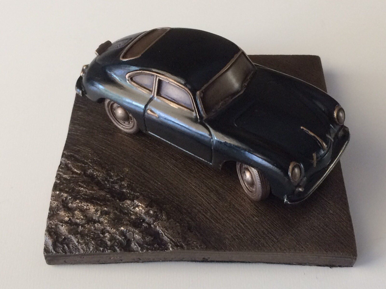 Porsche 356 Pré A miniature en bronze noir 1/43 sur socle
